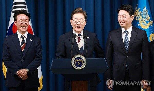 이재명 대통령이 취임한 4일 김민석 국무총리, 강훈식 비서실장 등 첫 인사를 발표하고 일부 윤석열 정부 인사들과 잠시 '실용적 동거'를 선택했다 [사진=연합뉴스]