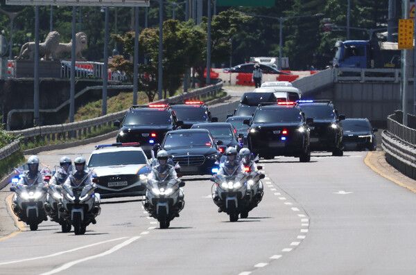 이재명 제21대 대통령이 탄&nbsp;차량행렬이 4일 취임선서식이 열리는 서울 여의도 국회로 향하고 있다. [사진=연합뉴스]&nbsp;