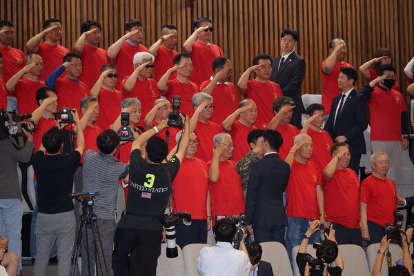 &nbsp;5일 국회&nbsp;본회의에서 채해병 특검법이 통과되자 해병대 예비역 연대 관계자들이 거수 경례하고 있다. [사진=연합뉴스]