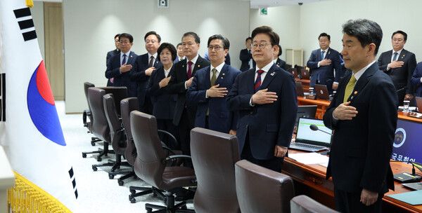 이재명 대통령이 5일 서울 용산 대통령실 청사에서 열린&nbsp;국무회의에서 국기에 경례를 하고 있다. [사진=연합뉴스]