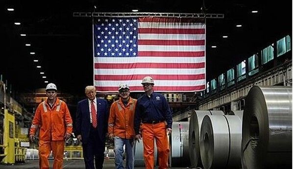 US스틸 공장 둘러보는 트럼프 미 대통령&nbsp;[사진=연합뉴스]