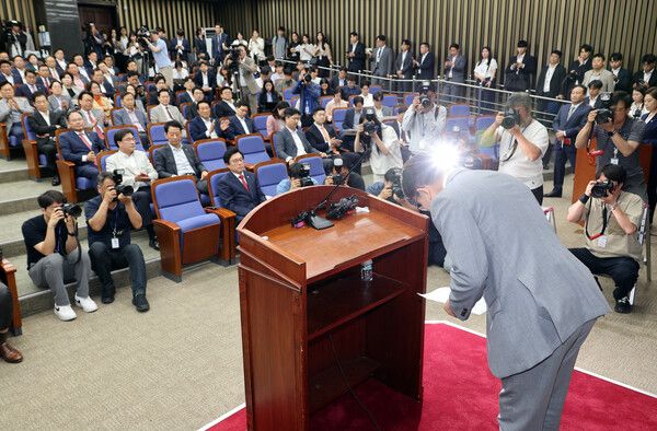 국민의힘 권성동 원내대표가 5일 서울 여의도 국회에서 열린 의원총회에서 발언을 마친 뒤 고개숙여 인사하고 있다. [사진=연합뉴스]