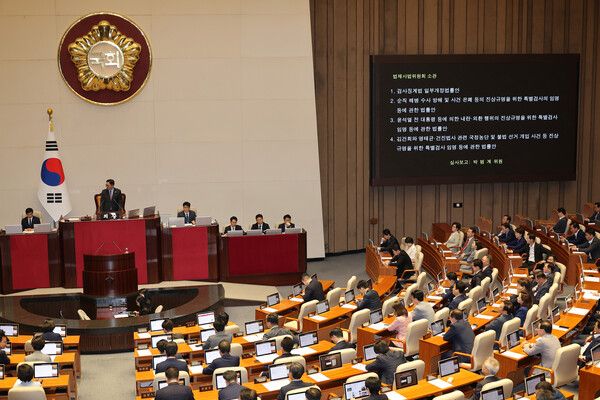 5일 국회&nbsp;본회의에서 내란 특검법과 김건희 여사 특검법, 채해병 특검법 등 3대 특검법과 검사징계법이 상정돼&nbsp; 통과됐다. [사진=연합뉴스]