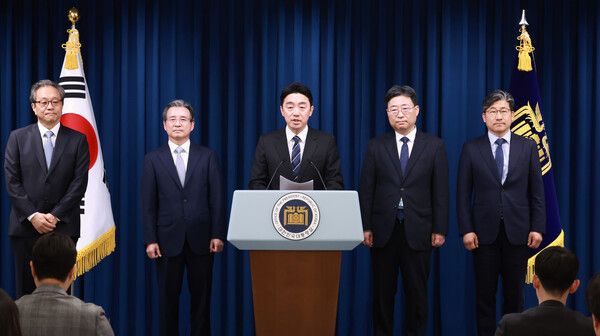 강훈식 대통령 비서실장(가운데)이 6일 서울 용산&nbsp;대통령실&nbsp;청사에서&nbsp;대통령실&nbsp;수석비서관 인선을 발표하고 있다.왼쪽부터 문진영 사회수석비서관, 김용범 정책실장, 강 비서실장, 하준경 경제성장수석, 류덕현 재정기획보좌관. [사진=연합뉴스]