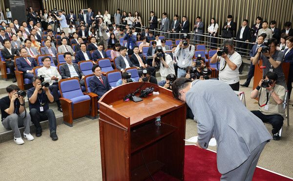 국민의힘 권성동 원내대표가 5일 서울 여의도 국회에서 열린&nbsp;의원총회에서 발언을 마친 뒤 고개숙여 인사하고 있다. [사진=연합뉴스]