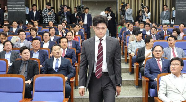 &nbsp;국민의힘 김용태 비상대책위원장이 5일 서울 여의도 국회에서 열린&nbsp;의원총회에 참석하고 있다. [사진=연합뉴스]