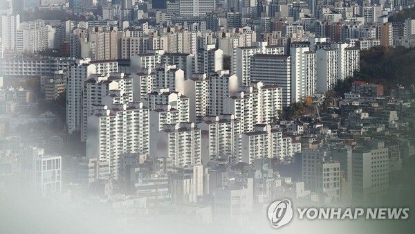 전국 주택구입부담지수가 3분기 연속 내림세를 보였다.&nbsp;그러나 서울의 경우 여전히 중간소득 가구가 지역의 중간가격 주택을 구입할 경우 소득의 40% 이상을 주택담보대출 원리금 상환으로 부담해야 하는 것으로 나타나 아직 거품이 있는 것으로 추정됐다. [사진=연합뉴스]