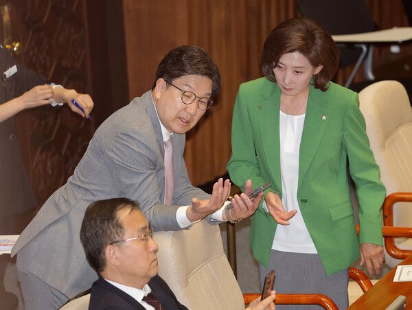 원내대표직 사퇴를 선언한&nbsp;국민의힘&nbsp;권성동&nbsp;원내대표와 나경원 의원이 5일 국회에서 열린 본회의에 참석해 대화를 나누고 있다.[사진=연합뉴스]