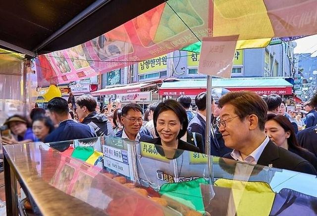 이재명 대통령 부부는 6일 동작구에 있는 국립서울현충원에서 70주년 추념식 행사를 마치고 동작구 전통시장에서 먹을거리와 찬거리를 샀다. 이 대통령이 '관저에 아무것도 없다'며 인근 장을 들러 식사준비를 했다고 대통령실 관계자는 전했다. [사진=대통령실 제공]