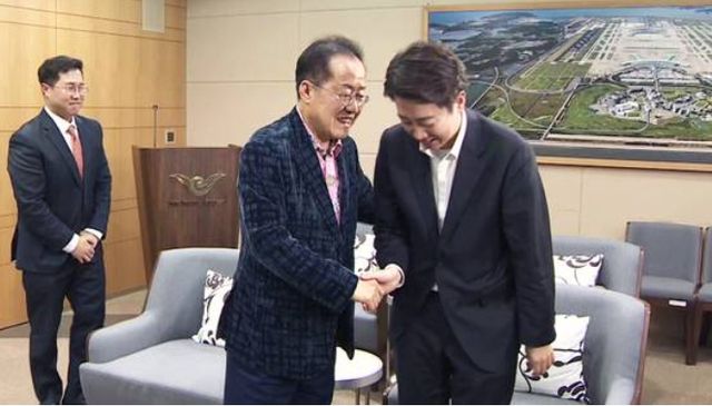 국민의힘과 사실상 '절연'한 홍준표 전 시장은 21대 대선기간에 이준석 후보를 응원해왔다. 사진은 홍 전 시장이 대선을 앞둔 지난 5월10일 미국행 비행기를 타기 전 이준석 개혁신당 후보가 인천공항 귀빈실에서 배웅하고 있다. [사진=연합뉴스]