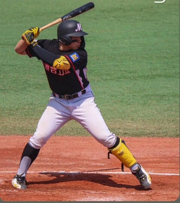 경남 양산 물금고등학교 야구부가 7일 밀양에서 거제BC와열린 고교야구 &nbsp;주말리그에서 15:7 로 콜드승을 거뒀다&nbsp; &nbsp;노진모 선수가 홈런을 치기에 앞서 타격자세를 취하고 있다.(사진제공=노진모 선수)