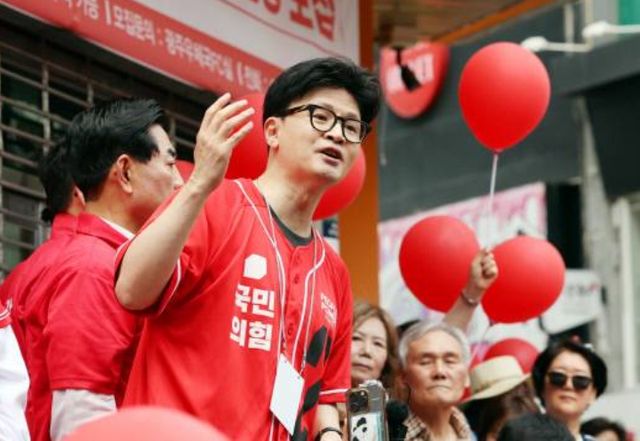 한동훈 전 국민의힘 대표는 21대 대선 선거유세에서 국민의힘 선거운동복은 입었으나 김문수 후보 운동복은 거부한채 '독자 유세'를 했다. 사진은 사전투표 첫날인 지난달 29일 오후 광주 동구 충장로우체국 앞에서 한 전 대표가 유세하고 있다. [사진=연합뉴스]