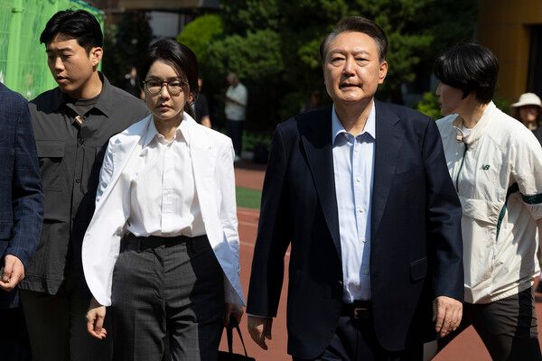 윤석열&nbsp;전 대통령과 김건희 여사가 21대 대통령 선거일인 3일 서울 서초구 원명초등학교에 마련된 서초4동 제3투표소에서 투표를 마친 뒤 차량으로 향하고 있다. [사진=연합뉴스]