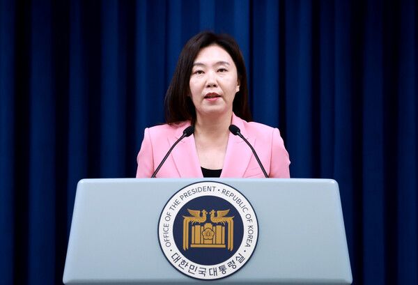 강유정 청와대 대변인이 7일 서울 용산 대통령실 청사에서 전날 이재명 대통령과 도널드 트럼프 미국 대통령의 전화 통화, 이재명 대통령의 주요 7개국(G7) 정상회의 참석과 관련해 현안 브리핑을 하고 있다. [사진=연합뉴스]