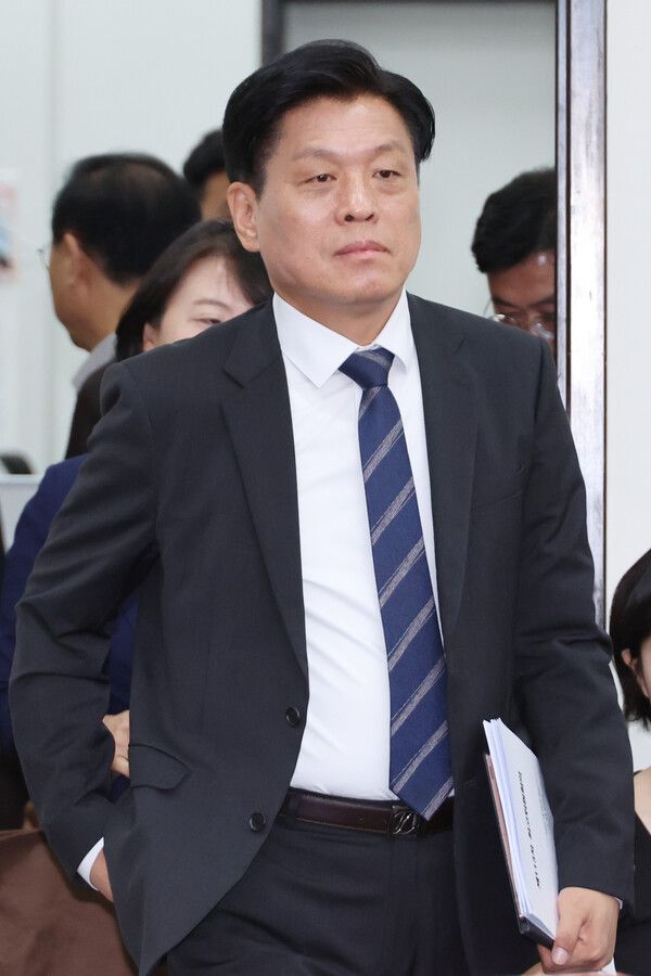 더불어민주당 조승래 수석대변인이 5일 서울 여의도 국회에서 열린 최고위원회의에 참석하고 있다. [사진=연합뉴스]