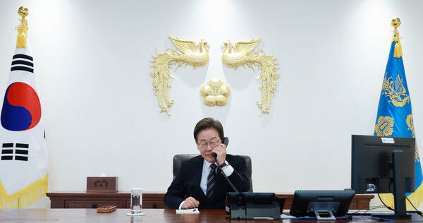이재명 대통령이 9일 서울 용산 대통령실 청사 집무실에서 이시바 시게루 일본 총리와 전화 통화를 위해 수화기를 들고 있다. [사진=연합뉴스]