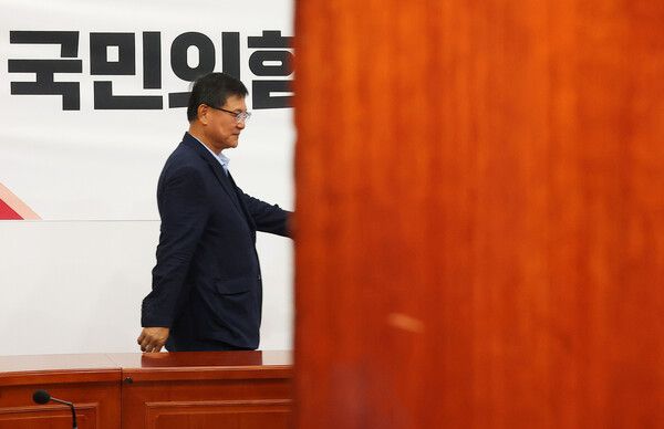 국민의힘 이헌승&nbsp;전국위원회 의장이 1일 국회에서 열린 제17차&nbsp;전국위원회 회의에 참석하고 있다. 이날 회의에서 송언석 원내대표를 신임 비상대책위원장으로 임명하는 안건을 의결한다. [사진=연합뉴스]