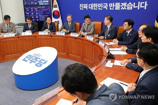 30일 민주당-경제6단체 부회장단은 더불어민주당 지도부와 간담회를 갖고 '상법개정안'에 대한 경제계의 우려를 전달했다. [사진=연합뉴스]