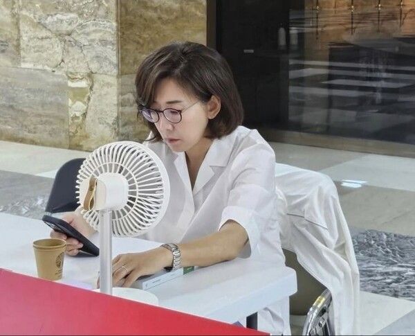 국회 로텐더홀에서 농성을 이어가고 있는 나경원 국민의힘 의원. [사진=나경원 의원 인스타그램 갈무리]