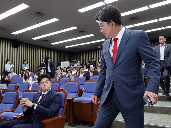 국민의힘&nbsp;김용태&nbsp;비상대책위원장이 지난 달 9일 서울 여의도 국회에서 열린 의원총회에서 원내대표직 사퇴를 선언한 국민의힘&nbsp;권성동&nbsp;원내대표를 바라보고 있다. [사진=연합뉴스]