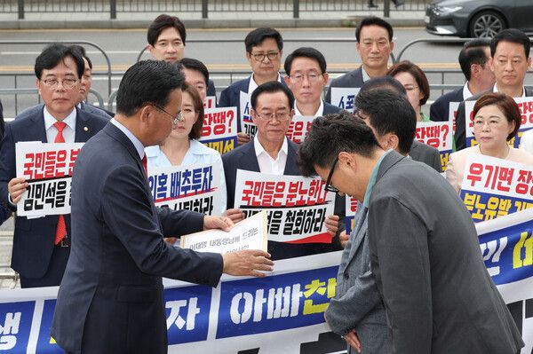 국민의힘&nbsp;유상범 의원이 1일 서울 용산 대통령실 앞에서 현장 의원총회를 마친 뒤 김민석 국무총리 후보자 지명 철회를 요구하는 서한을 대통령실 관계자에게 전달하고 있다. [사진=연합뉴스]