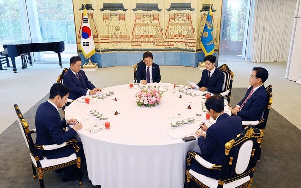 이재명 대통령이 22일 서울 한남동 관저에서 열린 여야 지도부와의&nbsp;오찬에서 국민의힘 김용태 비상대책위원장의 발언을 듣고 있다.&nbsp;왼쪽부터 시계방향으로 강훈식 대통령비서실장, 더불어민주당 김병기 당대표 직무대행 겸 원내대표, 이 대통령, 국민의힘 김용태 비상대책위원장, 송언석 원내대표, 우상호 대통령실 정무수석. [사진=연합뉴스]