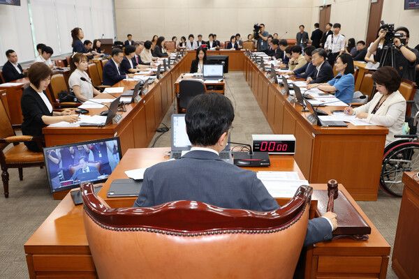 국회 보건복지위원회는 1일 국회에서 전체회의를 열고 추경안을 통과시켰다. 박주민 위원장이 의사봉을 두드리고 있다. [사진=연합뉴스]