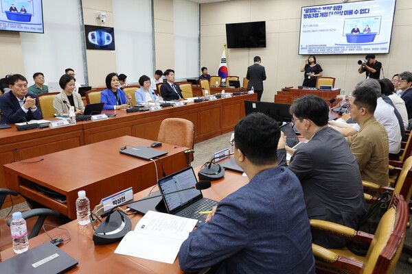 1일 서울 여의도 국회 과학기술정보방송통신위원회 회의실에서 열린 '공영방송 복원 위한 방송3법 개정, 더이상 미룰 수 없다' 토론회에서 최민희 위원장이 발언하고 있다. [사진=연합뉴스]