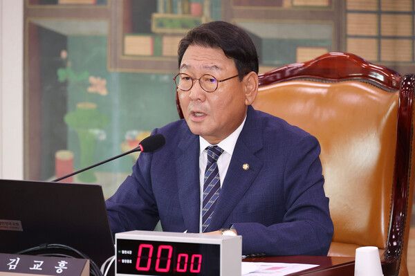 &nbsp;1일 국회에서 열린 문화체육관광위원회 전체회의에서 더불어민주당 소속 김교흥 위원장이 인사말하고 있다. [사진=연합뉴스]