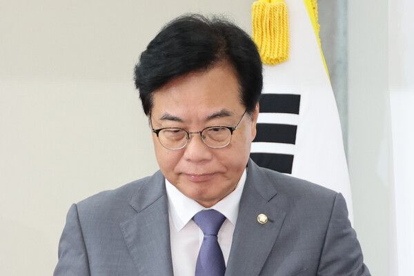 국민의힘&nbsp;송언석&nbsp;비대위원장 겸 원내대표가 10일 서울 여의도 국회에서 열린 비상대책위원회의에 참석하고 있다. [사진=연합뉴스]