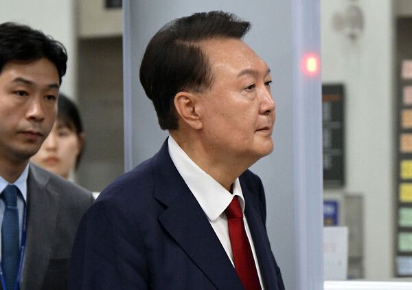 12.3 비상계엄 사태 관련 내란 혐의를 받는&nbsp;윤석열&nbsp;전 대통령이 9일 서울 서초구 서울중앙지방법원에서 구속 전 피의자 심문(영장실질심사)을 마치고 법원을 나서고 있다. [사진=연합뉴스]