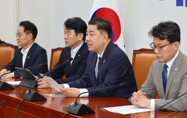 더불어민주당&nbsp;김병기 당 대표 직무대행 겸 원내대표(오른쪽 두번째)가 10일 국회에서 열린 정책조정회의에서 발언하고 있다. [사진=연합뉴스]