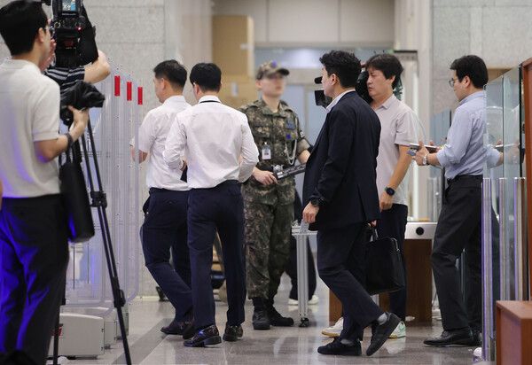 해병대 채 상병 사건 수사방해 의혹을 수사하는&nbsp;이명현&nbsp;순직해병특검팀이 수사외압 의혹의 단초가 된 'VIP 격노설' 수사를 위해 10일 서울 용산구 국방부 청사에 도착, 압수수색에 나서고 있다. [사진=연합뉴스]