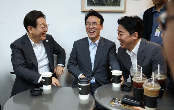 강훈식 대통령비서실장이 8일 용산 대통령실 직원식당에서 식사 후 매점에서 만난 기자들과 차를 마시며 대화하고 있다. [사진=연합뉴스]