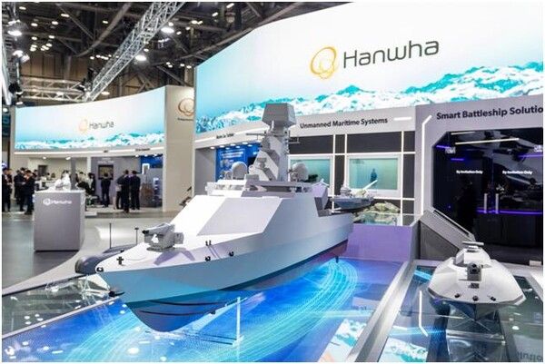 사진은 한화시스템이 지난달 28일 부산 벡스코에서 개막한 국제해양방위산업전(MADEX) 2025에서 공개한 '전투용 무인 수상정' [사진=한화시스템]