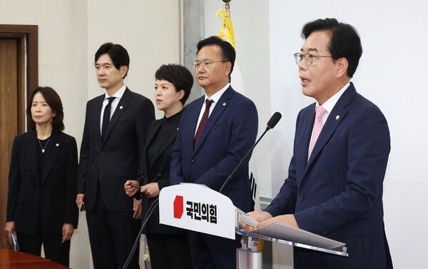 국민의힘&nbsp;송언석&nbsp;비상대책위원장 겸 원내대표가 2일 국회에서 비상대책위원장 취임 기자회견을 하고 있다.&nbsp;왼쪽부터 최수진, 박성훈 원내대변인, 김은혜 원내정책수석, 유상범 원내운영수석부대표, 송 원내대표. [사진=연합뉴스]