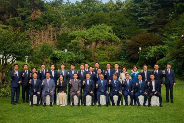 이재명 대통령이 7일 저녁 서울 용산 대통령 관저에서 더불어민주당 소속 국회 상임위원장 및 간사들과 만찬 회동을 했다. [사진=국회 보건복지위원장 박주민 민주당 의원 페이스북]