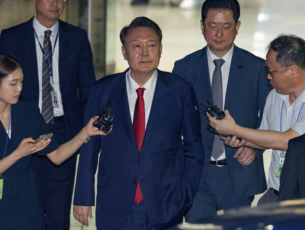 12·3 비상계엄과 관련해 특검의 수사를 받는&nbsp;윤석열&nbsp;전 대통령이 9일 서울 서초구 서울중앙지법에서 열린 구속 전 피의자 심문(영장실질심사)이 끝난 뒤 법원을 떠나고 있다. [사진=연합뉴스, 공동취재단]