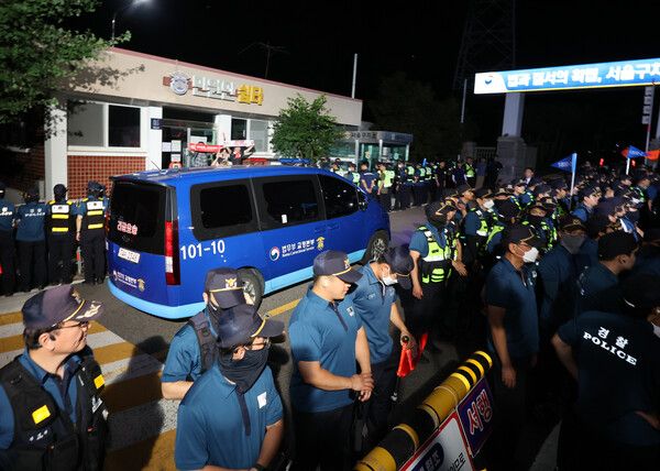 구속 전 피의자 심문(영장실질심사)을 마친 윤석열 전 대통령이 탑승한 차량이 9일 경기도 의왕시 서울구치소로 들어가고 있다. [사진=연합뉴스]