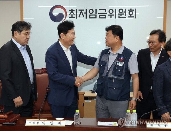 내년 최저임금이 올해보다 290원(2.9%) 오른 시간당 1만320원으로 결정됐다 [사진=연합뉴스]