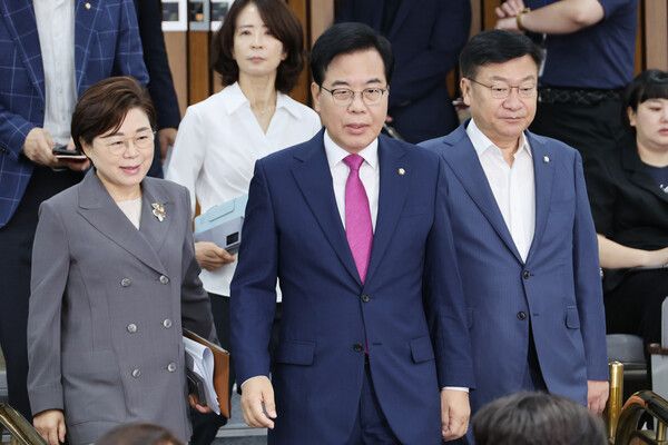 국민의힘&nbsp;송언석&nbsp;비대위원장 겸 원내대표가 11일 서울 여의도 국회에서 열린 원내대책회의에 참석하고 있다. [사진=연합뉴스]
