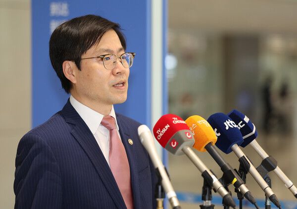 여한구 산업통상자원부 통상교섭본부장이 10일&nbsp;인천공항 귀국 직후 기자들과 만난 자리에서 협상 결과를 밝히고 있다. [사진=연합뉴스]