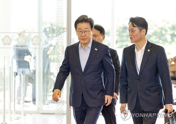 이재명 대통령의 지지율이 63%를 기록했다는 여론조사 결과가 나왔다 [사진=연합뉴스]