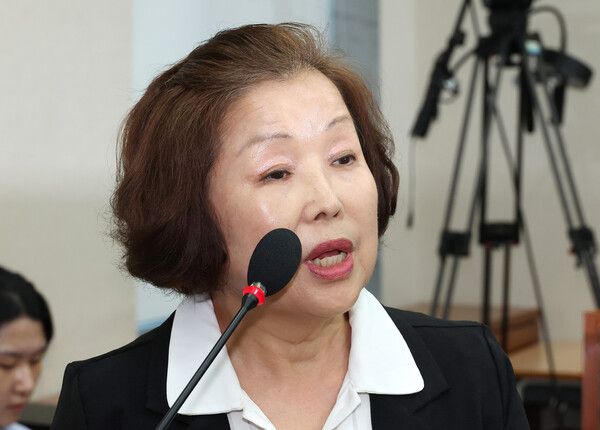 10일 서울 여의도 국회 교육위원회에서 열린 리박스쿨 청문회에 증인으로 출석한&nbsp;손효숙&nbsp;리박스쿨 대표가 의원 질의에 답변하고 있다. [사진=연합뉴스]