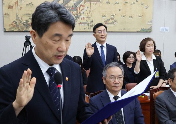 이주호 사회부총리 겸 교육부 장관이 10일 서울 여의도 국회 교육위원회에서 열린&nbsp;리박스쿨&nbsp;청문회에서 증인선서를 하고 있다. 선서인 왼쪽부터 이주호 부총리 겸 교육부 장관, 장신호 서울교대 총장. 손효숙&nbsp;리박스쿨&nbsp;대표. [사진=연합뉴스]