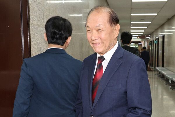 국민의힘&nbsp;황우여&nbsp;선거관리위원장이 11일 서울 여의도 국회에서 국민의힘 송언석 비대위원장 겸 원내대표를 만나기 위해 원내대표실로 들어가고 있다. [사진=연합뉴스]