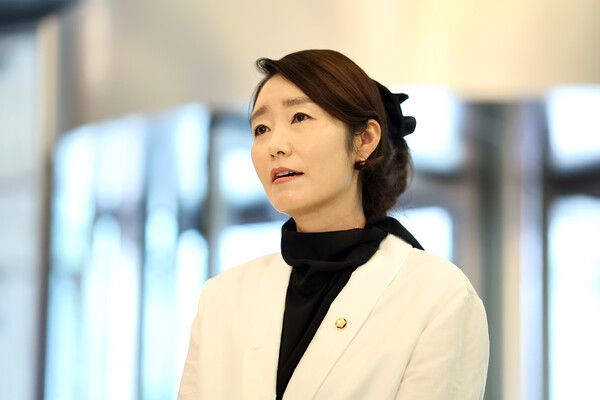 강선우&nbsp;여성가족부 장관 후보자가 지난 달 26일 인사청문회 준비 사무실이 마련된 서울 이마빌딩으로 들어서며 소감을 밝히고 있다. [사진=연합뉴스]