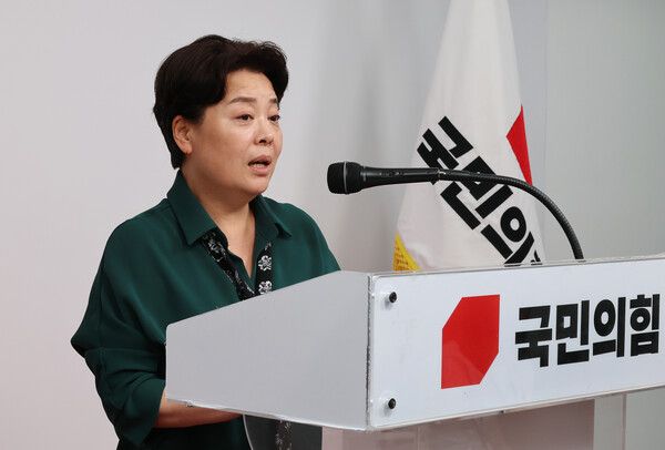 국민의힘&nbsp;윤희숙&nbsp;혁신위원장이 10일 서울 여의도 당사에서 제1차 혁신위원회 회의 결과를 브리핑을 하고 있다. [사진=연합뉴스]
