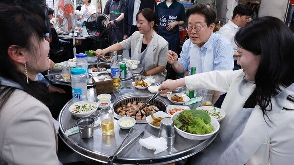 이재명&nbsp;대통령이 11일 저녁 서울 광화문 인근 한식당에서 시민들과 식사하고 있다.&nbsp;이 대통령은 식당을 찾기 전 SNS에 식사 계획을 알리며 