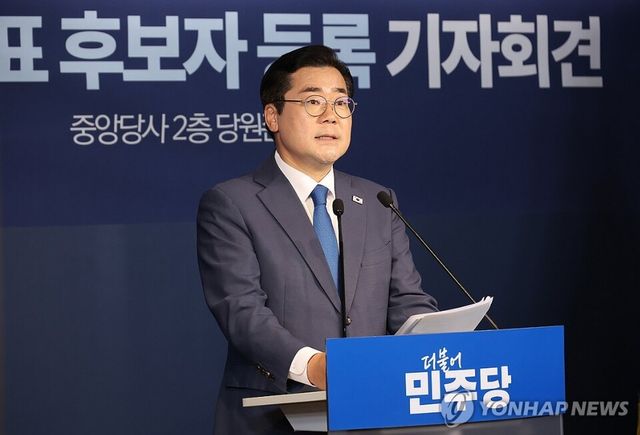 더불어민주당 대표 선거에 출마한 박찬대 의원이 10일 서울 여의도 중앙당사에서 후보 등록을 한 뒤 기자회견을 하고 있다. 2025.7.10 [사진=연합뉴스]